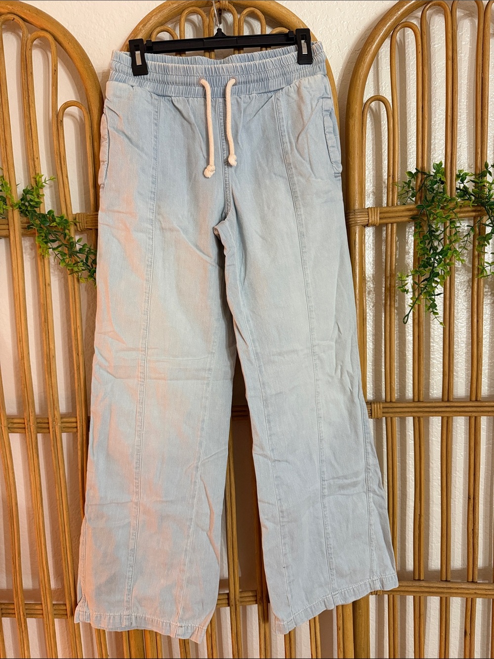 WE THE FREE -  Light Wash Drawstring Wide Leg Pants